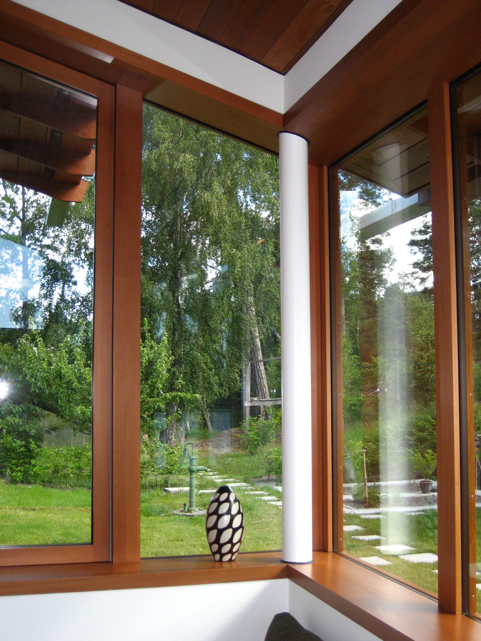 7084 - Villa Insjön - Cederfönster med karmdjup lika vägg och håltagning för befintliga pelare